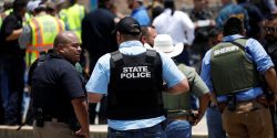 Centenas fazem vigília no Texas após mortes de crianças e professores vítimas de massacre