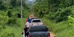 Carros com equipe do Governo de RR atolam em vicinal e ‘viraliza’: ‘sem estrada, sem voto’