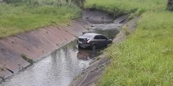 Carro cai em igarapé no Centro de Boa Vista